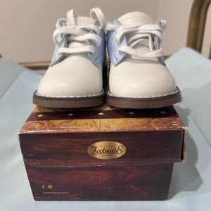 FootMates White and Blue Dress Shoes Classic Saddle Design